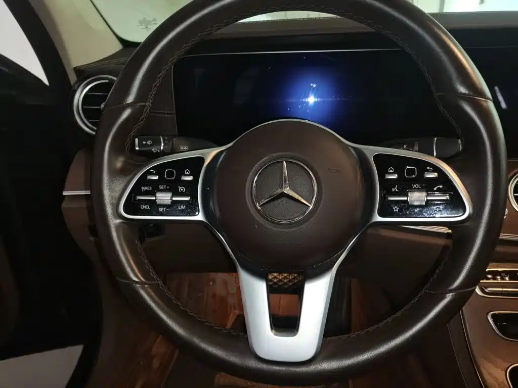 Mercedes-Benz E-Class — миниатюра 3