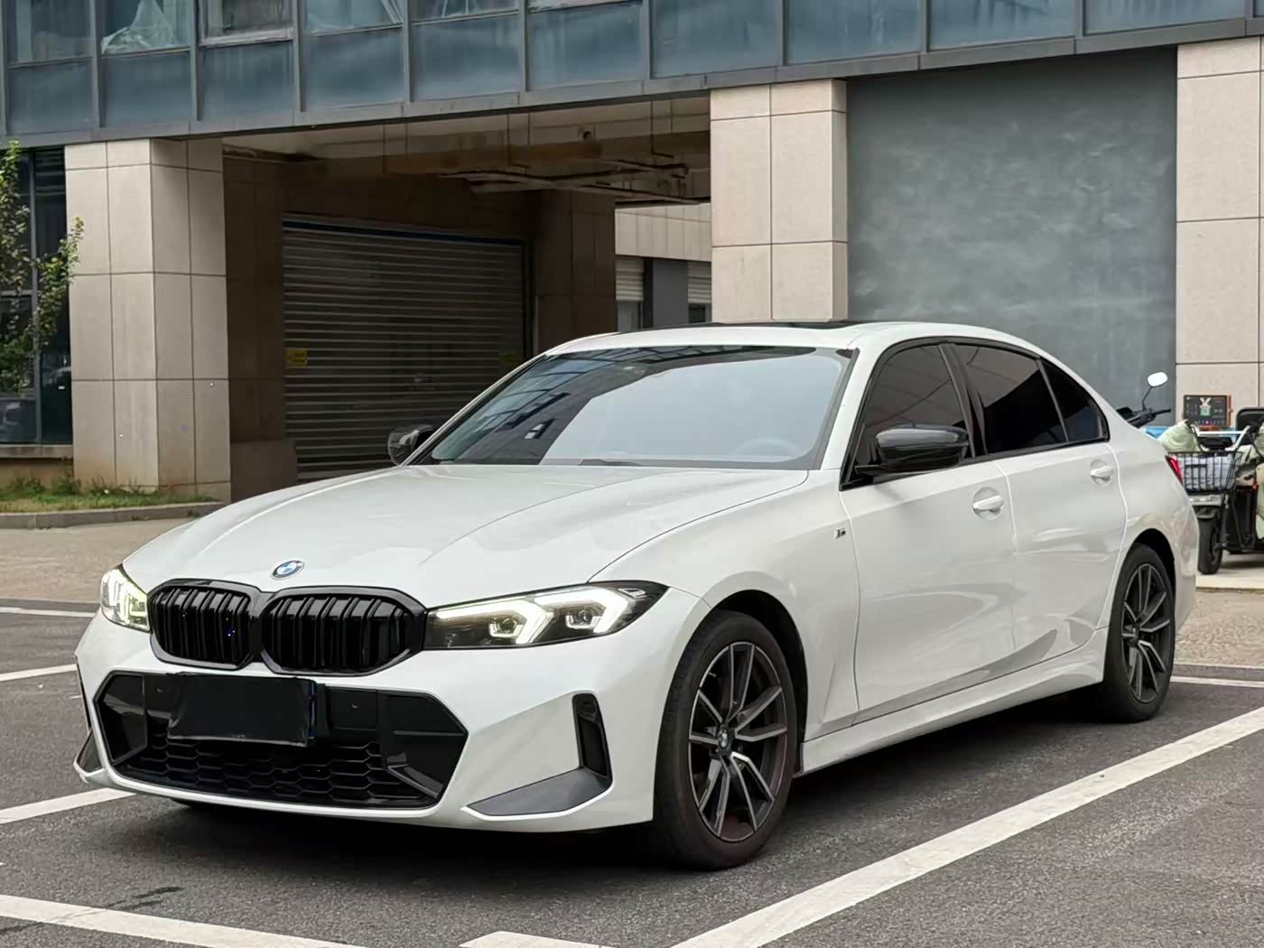 BMW 3 Series 2.0 л 2023 г. Белый, пробег 35000 км