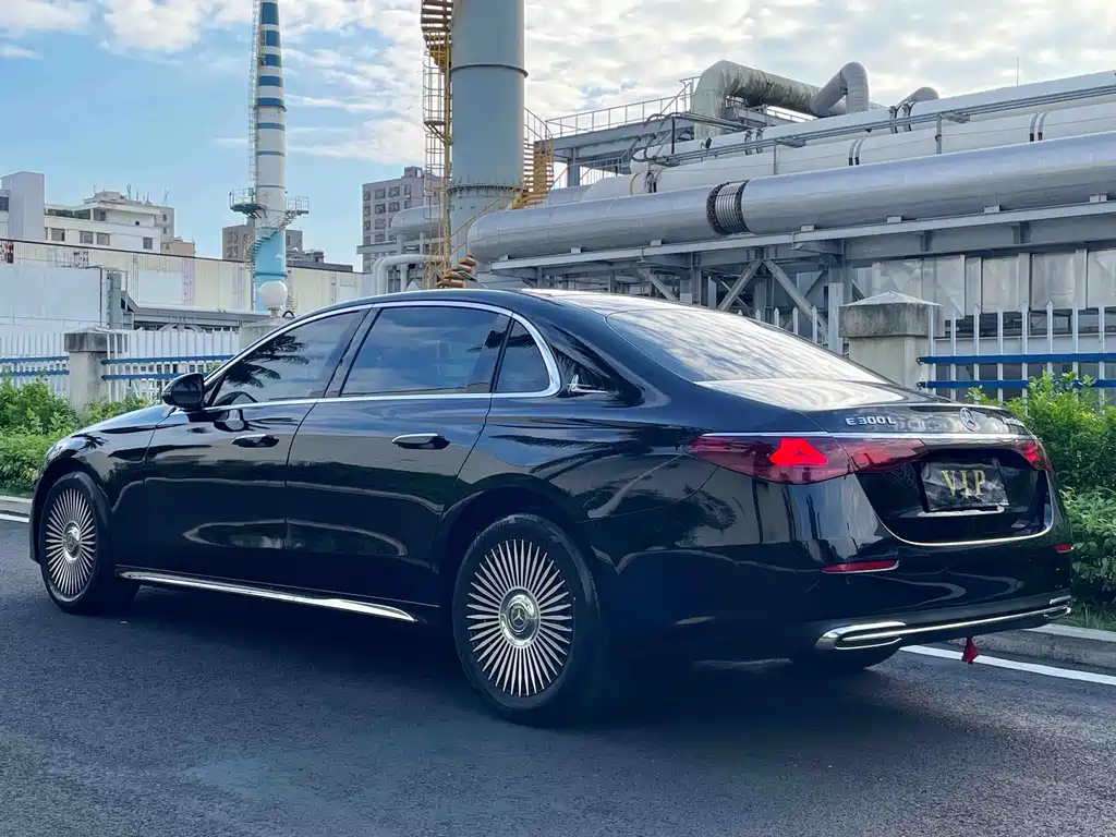 Mercedes-Benz E-Class — миниатюра 9