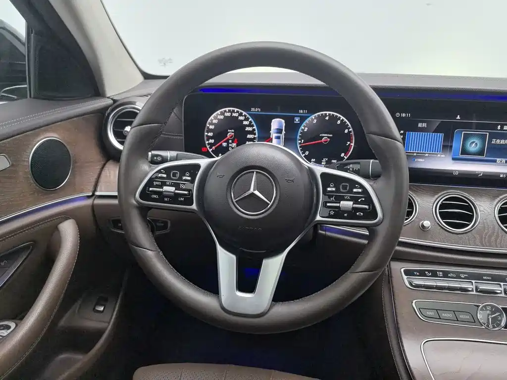 Mercedes-Benz E-Class — миниатюра 11