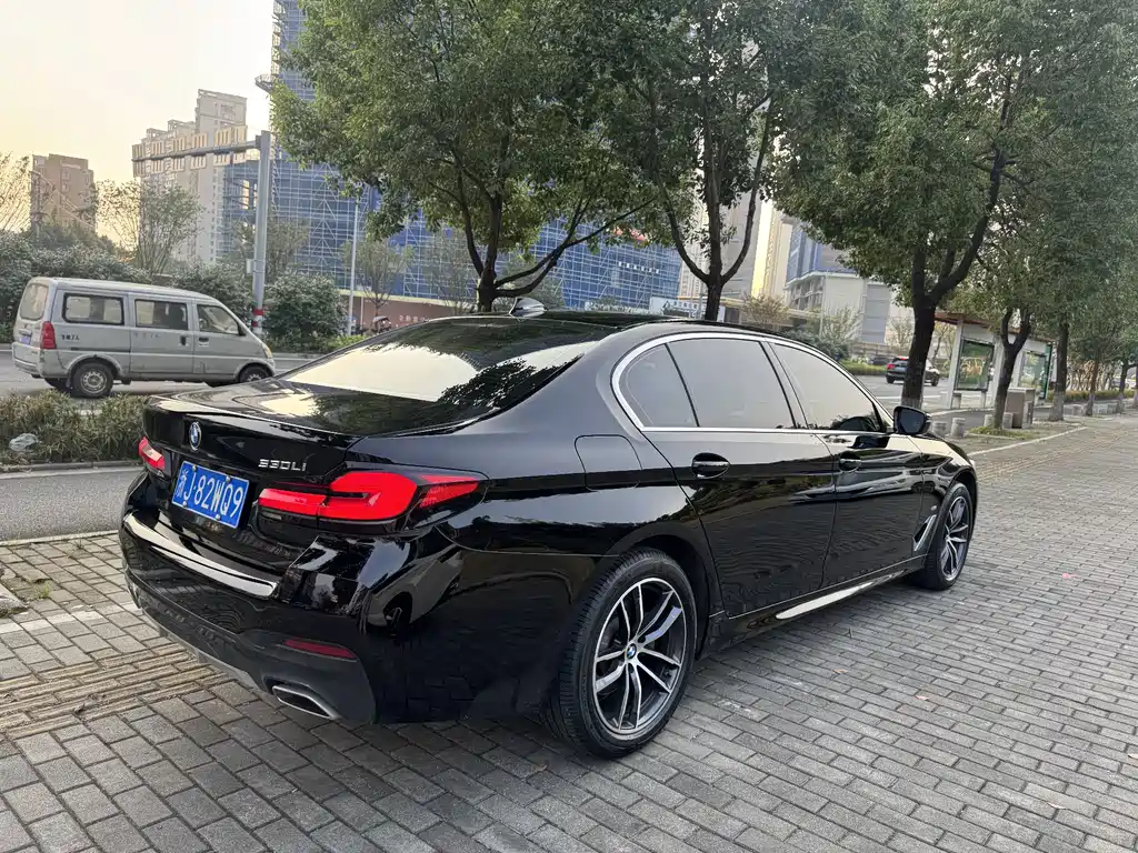 BMW 5 Series — миниатюра 9