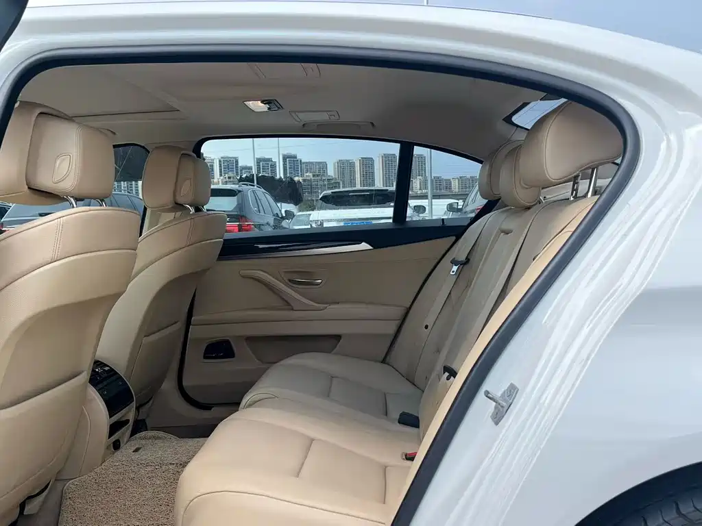 BMW 5 Series — миниатюра 8