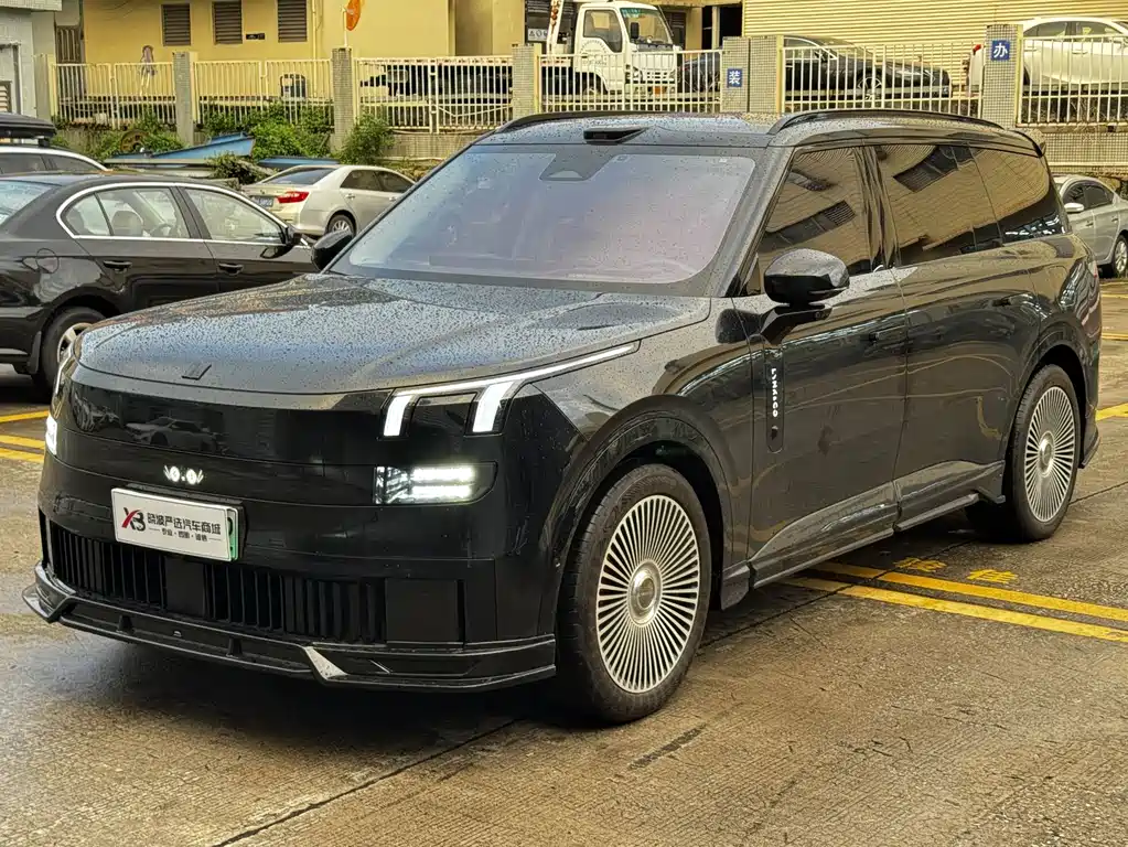 Lynk & Co 900