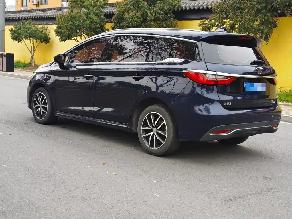 BYD MAX — миниатюра 5