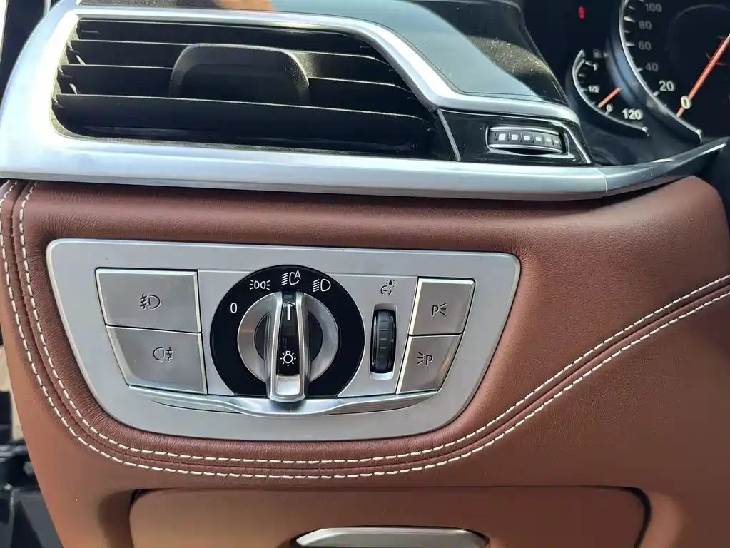 BMW 7 Series — миниатюра 16