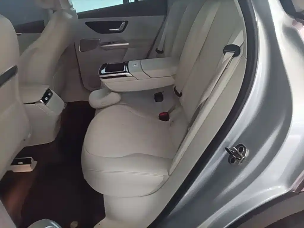 Mercedes-Benz EQE SUV — миниатюра 17