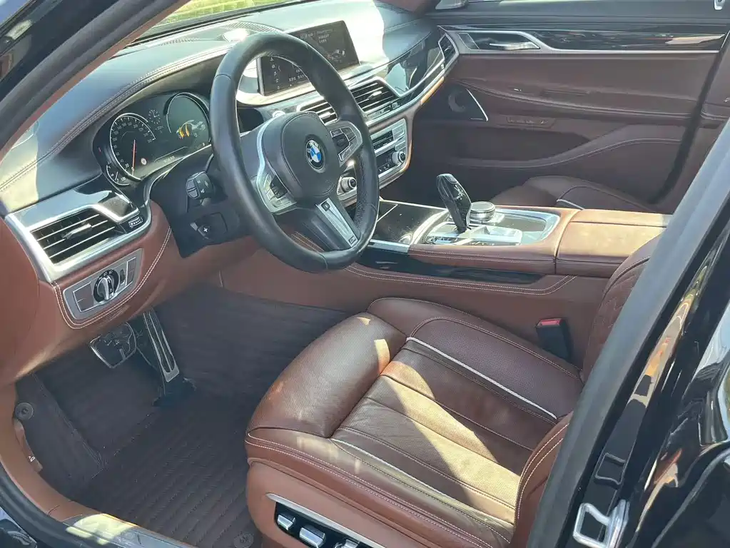 BMW 7 Series — миниатюра 9