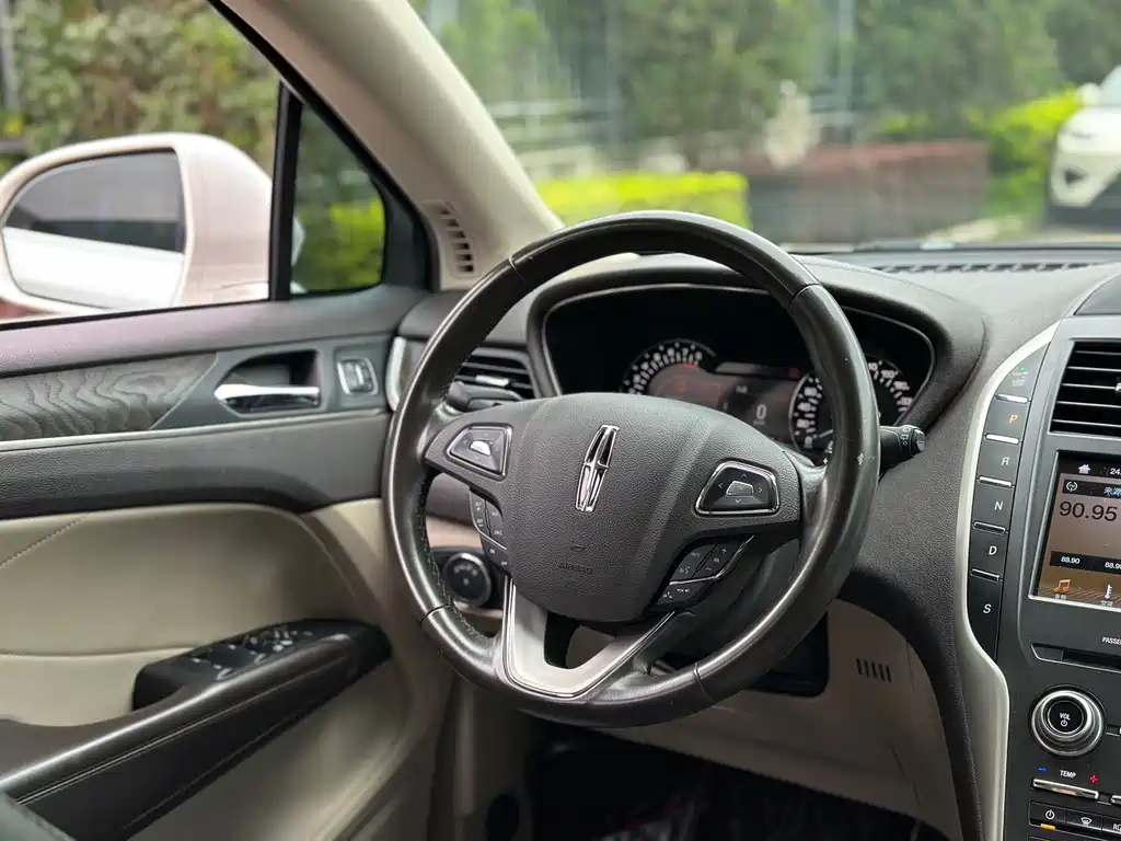 Lincoln MKC — миниатюра 13