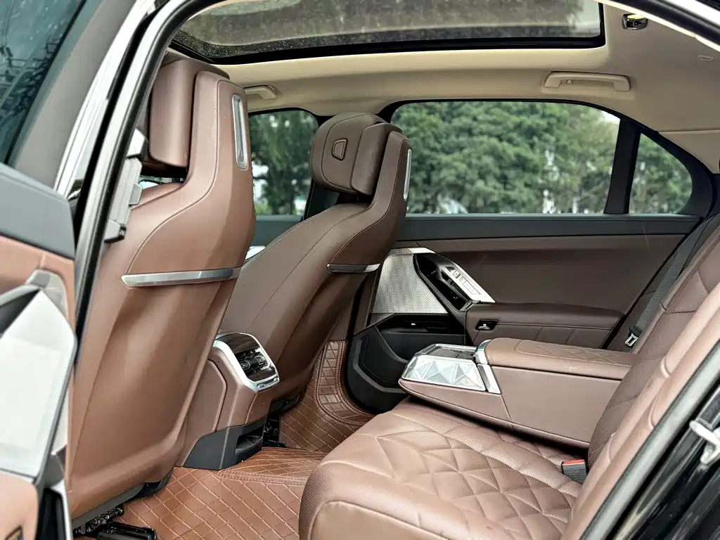BMW 7 Series — миниатюра 7