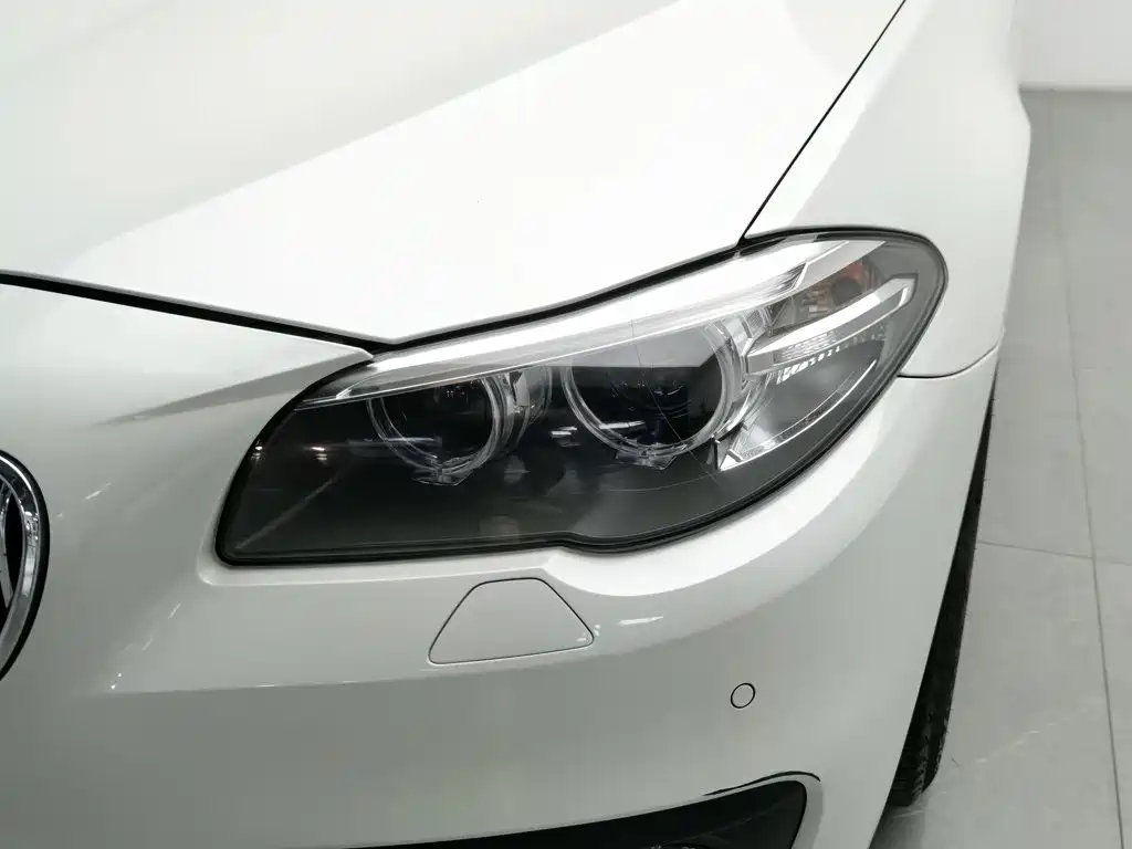 BMW 5 Series — миниатюра 7