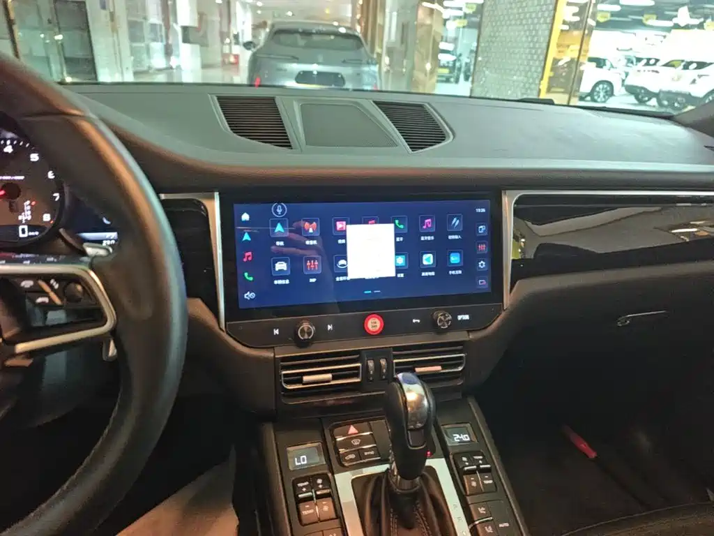 Porsche Macan — миниатюра 13
