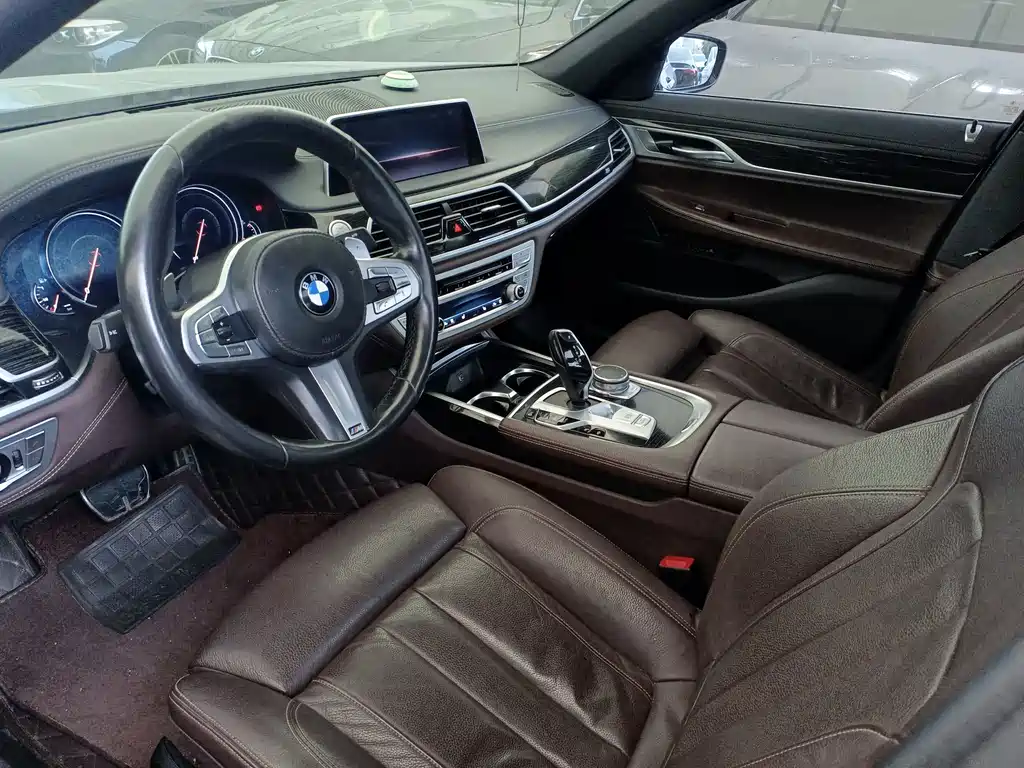 BMW 7 Series — миниатюра 17