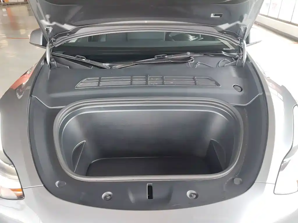 Tesla Model Y — миниатюра 20