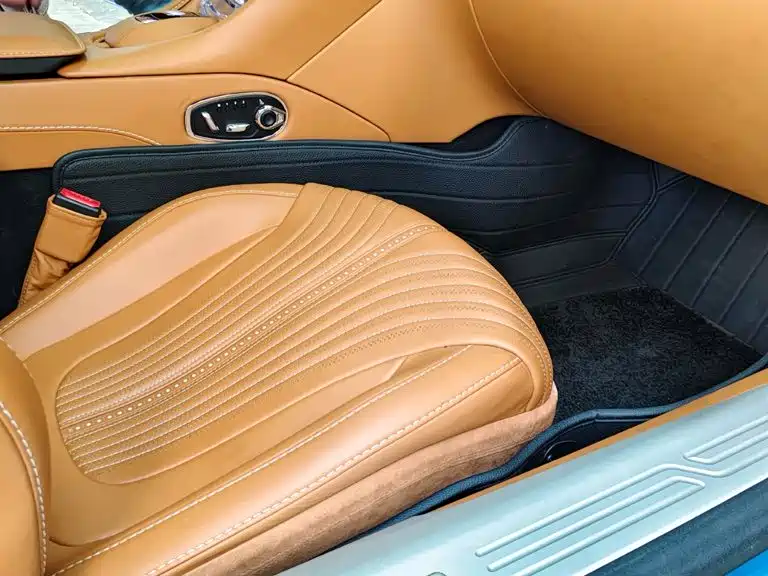 Aston Martin DB11 — миниатюра 9