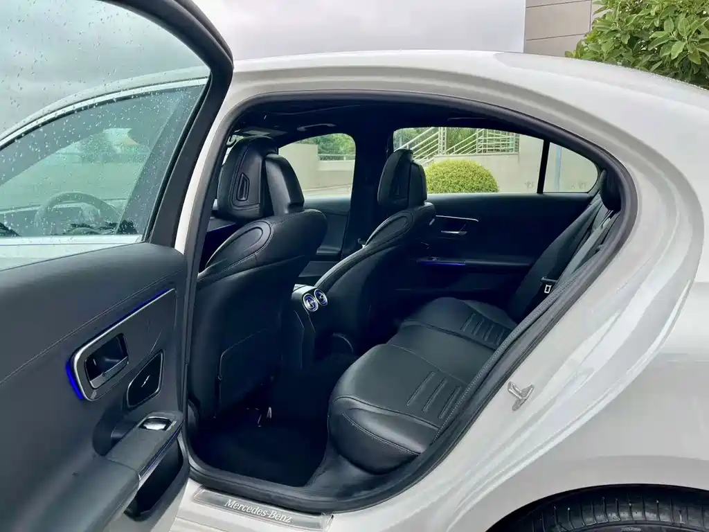Mercedes-Benz C-Class — миниатюра 6