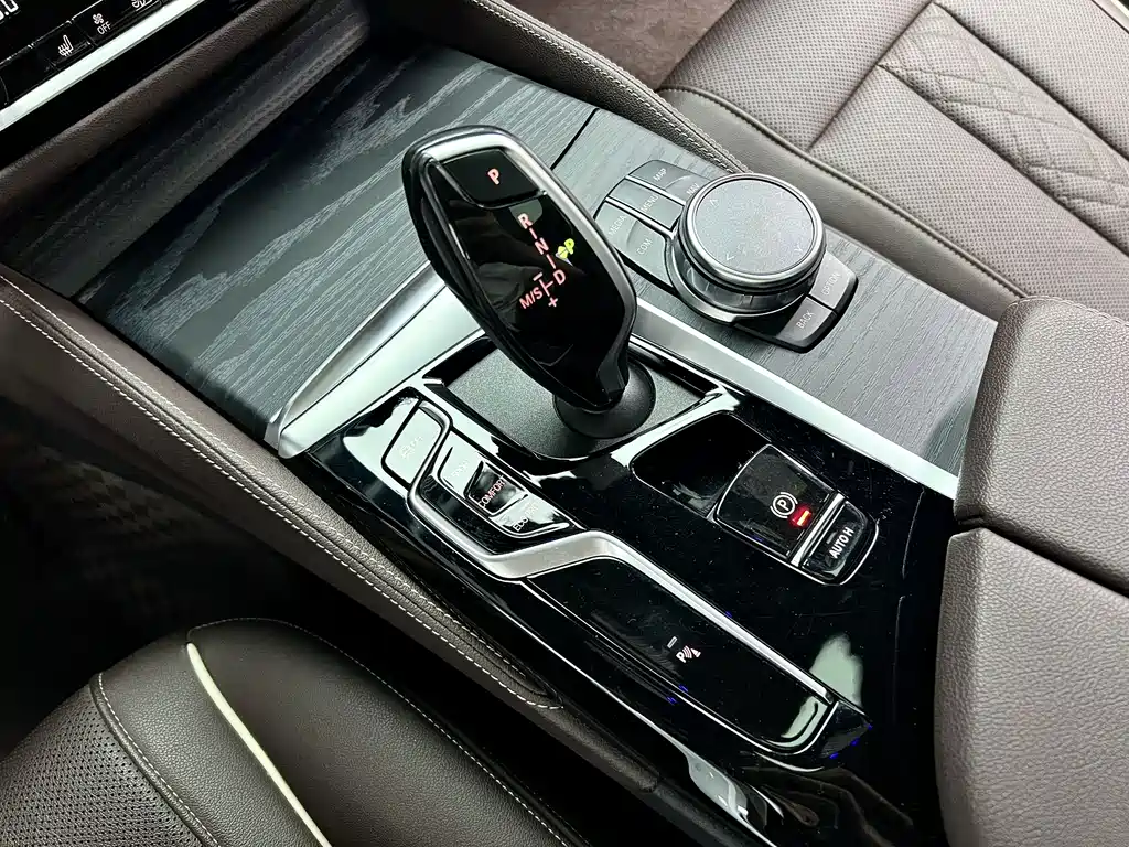 BMW 5 Series — миниатюра 13