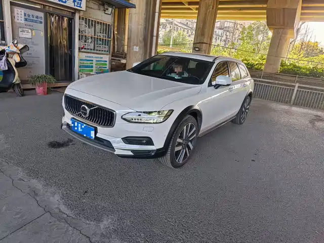 VOLVO V90 2021