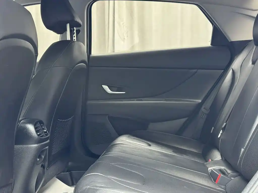 Hyundai Elantra — миниатюра 9