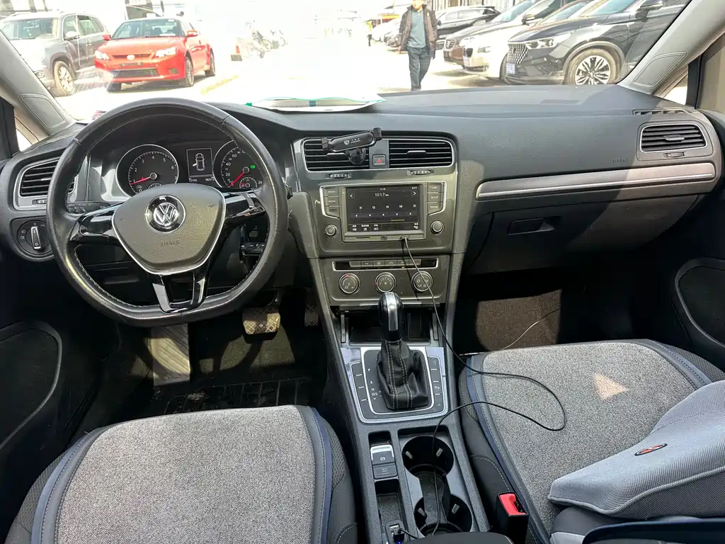 VOLKSWAGEN GOLF