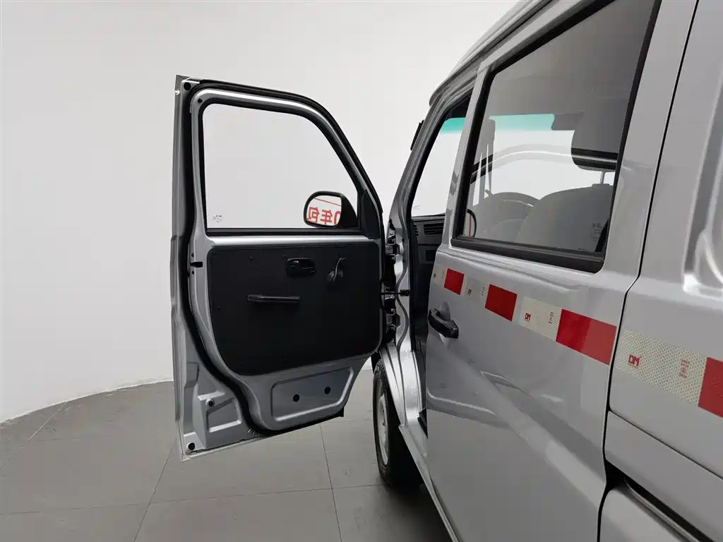Jinbei X30 2023 1.5L 2/5 мест SWC15M