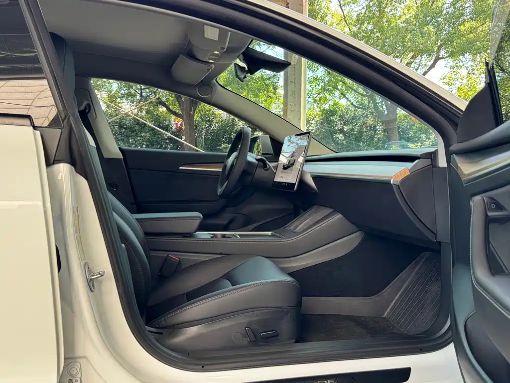 Tesla Model 3 — миниатюра 5