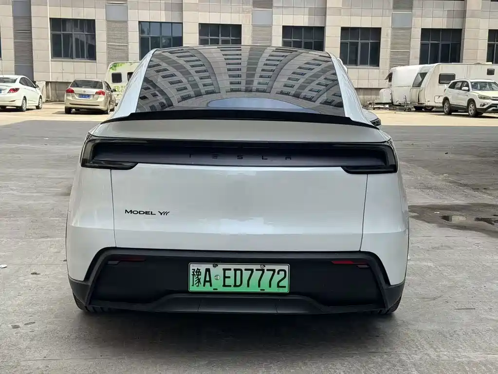 Tesla Model Y L — миниатюра 6