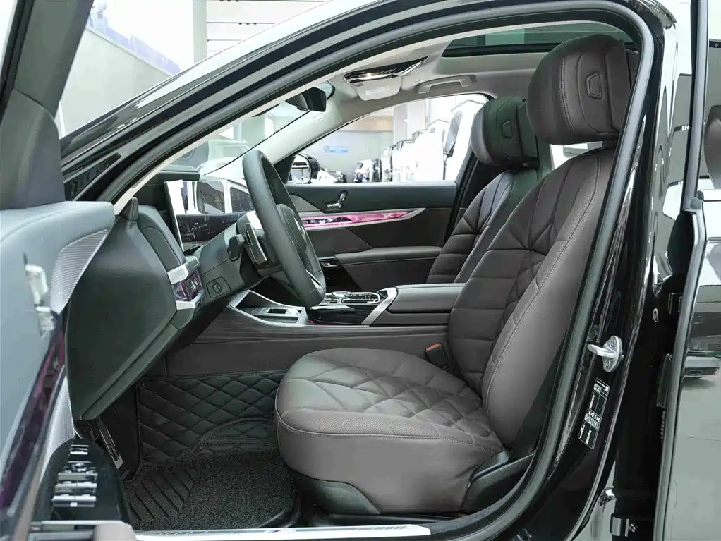 BMW 7 Series — миниатюра 11