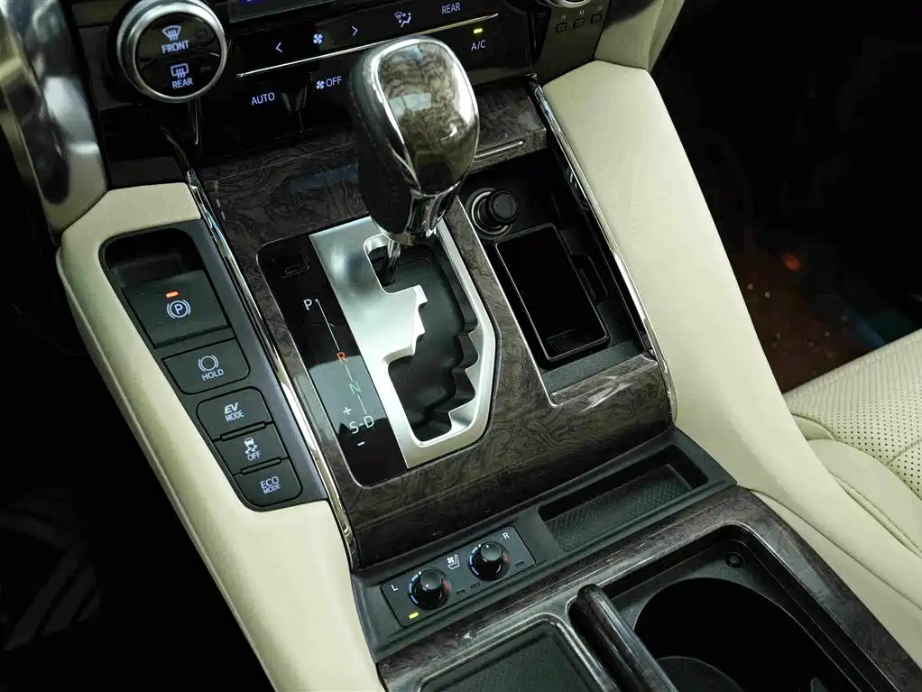 Toyota Alphard — миниатюра 10
