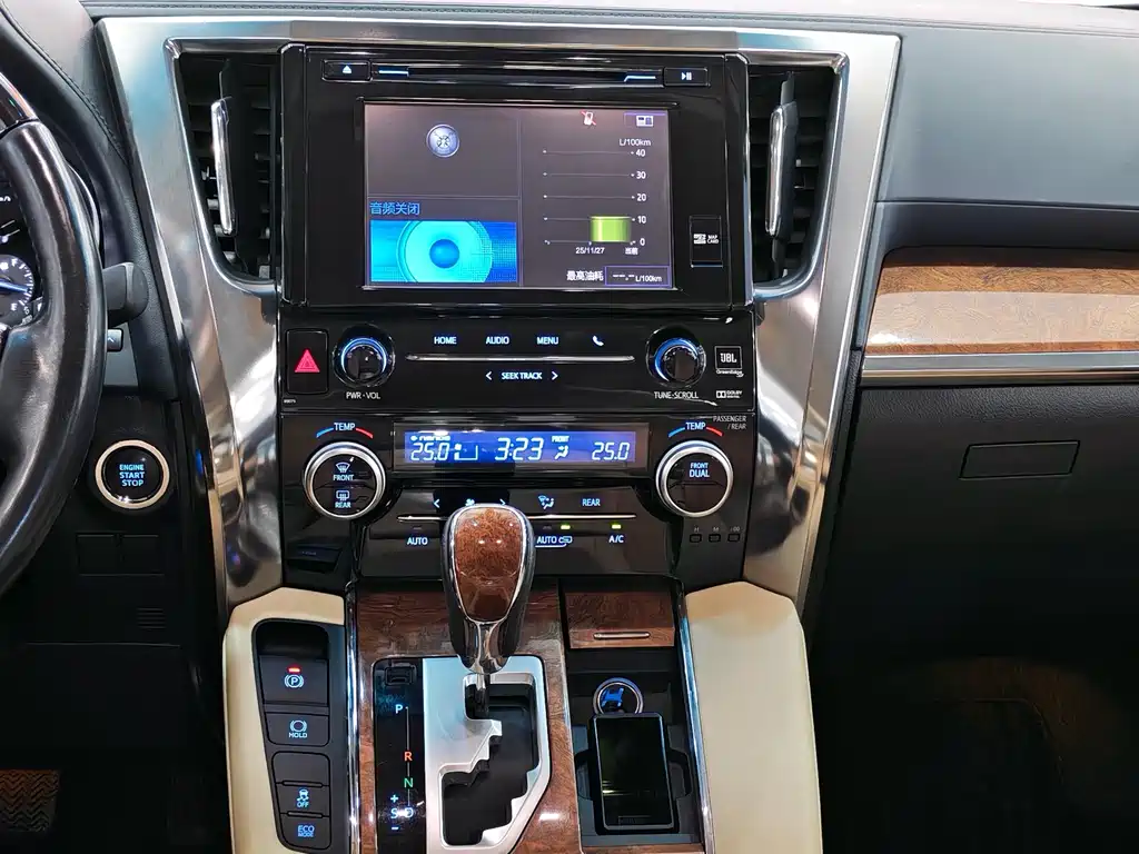 Toyota Alphard — миниатюра 8