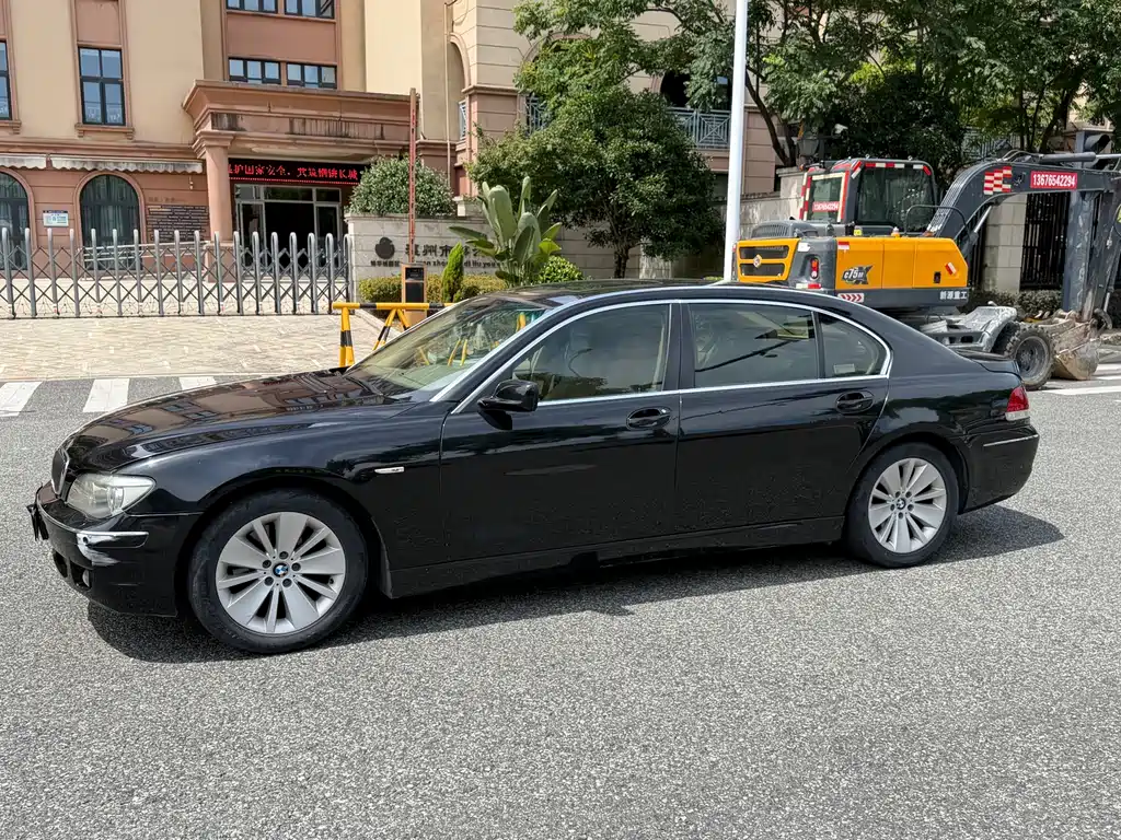 BMW 7 Series — миниатюра 8