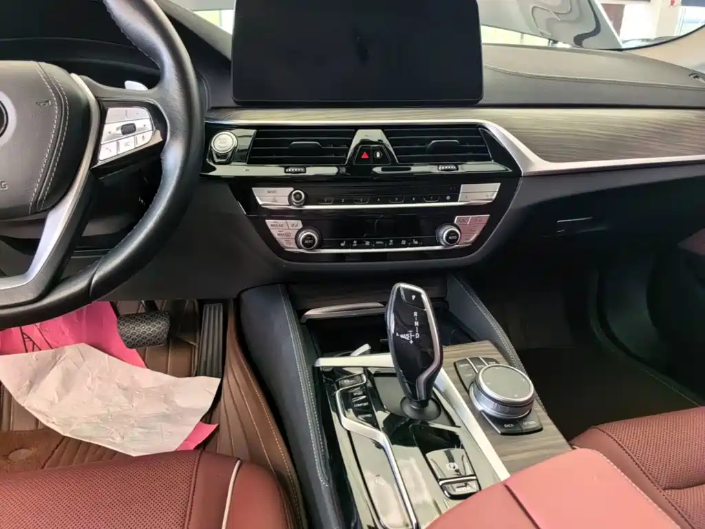 BMW 5 Series — миниатюра 13