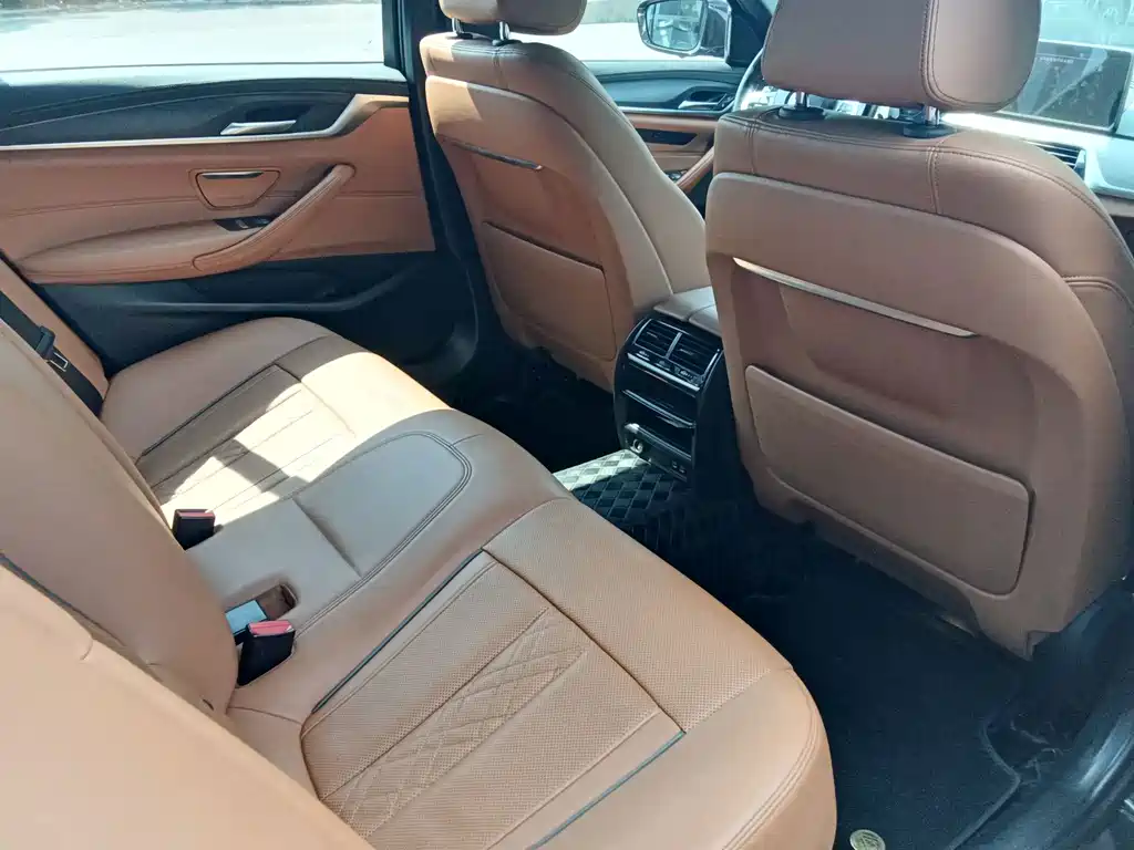 BMW 5 Series — миниатюра 17