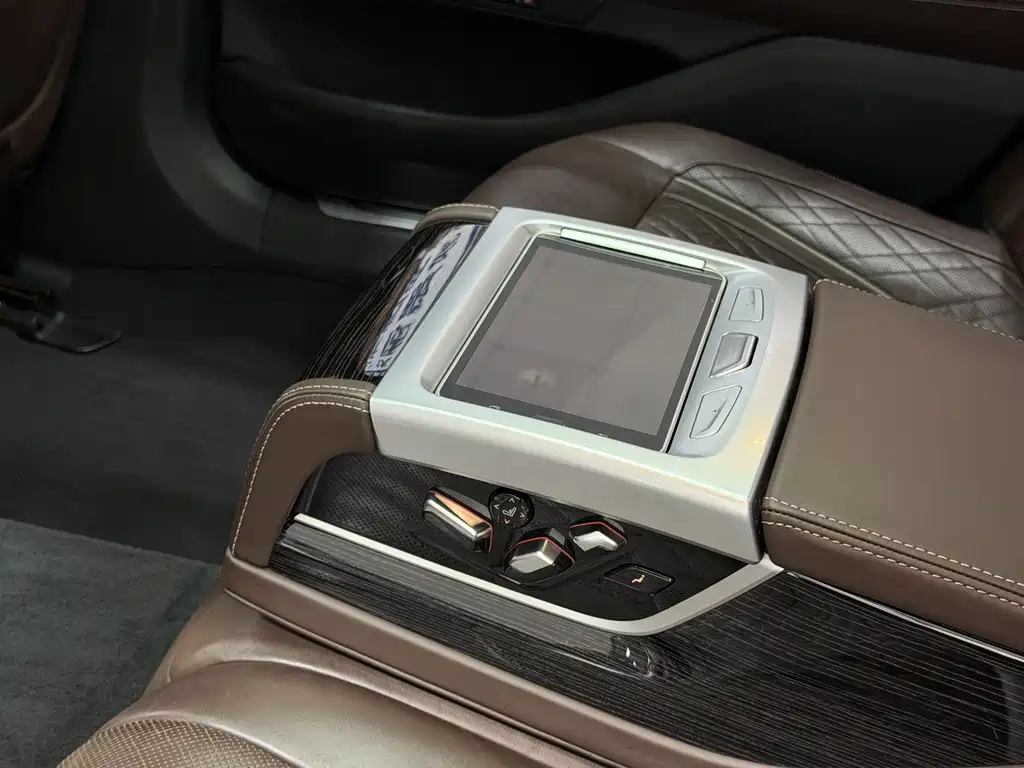 BMW 7 Series — миниатюра 17