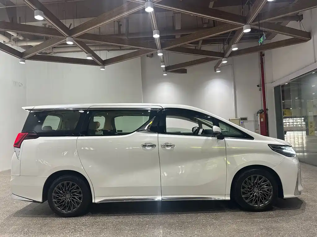 Toyota Alphard — миниатюра 7