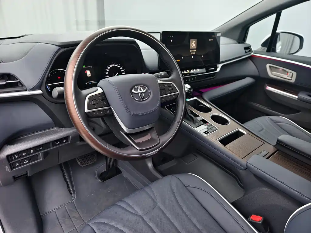 Toyota Sienna — миниатюра 4