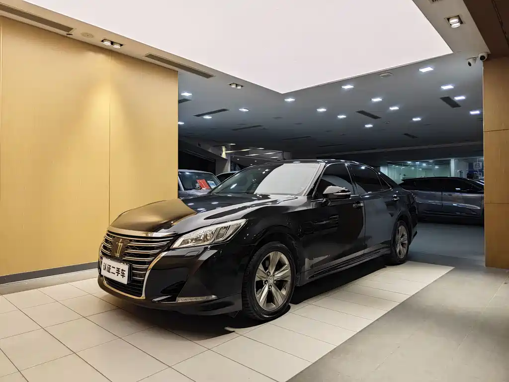 Toyota Crown 2015
