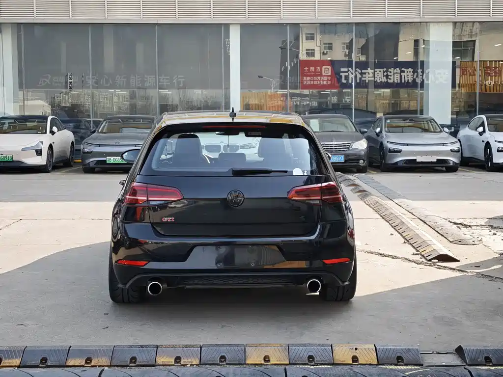 VOLKSWAGEN GOLF GTI