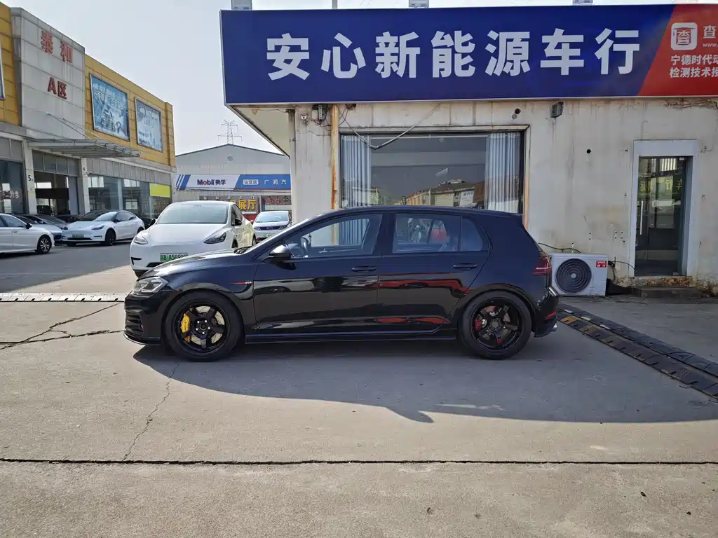VOLKSWAGEN GOLF GTI