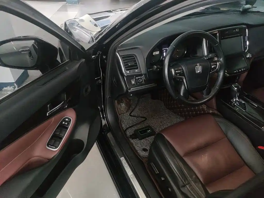 Toyota Crown — миниатюра 16