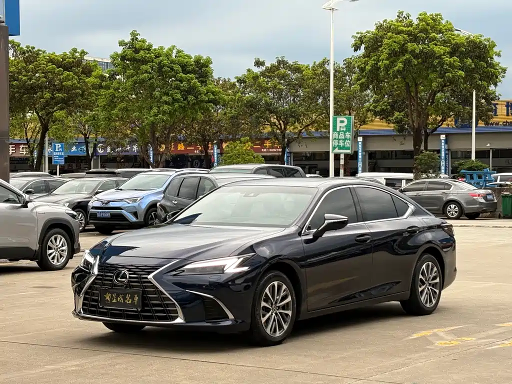 Lexus ES 2025