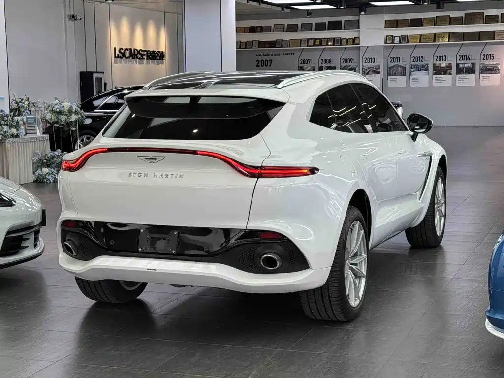 Aston Martin DBX 2023 3.0T STRAIGHT-SIX