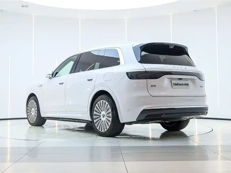 AITO ASK THE WORLD M8