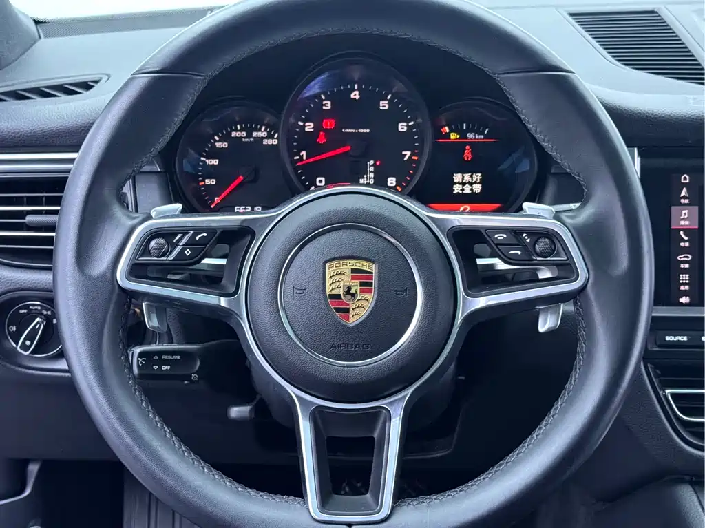 PORSCHE MACAN