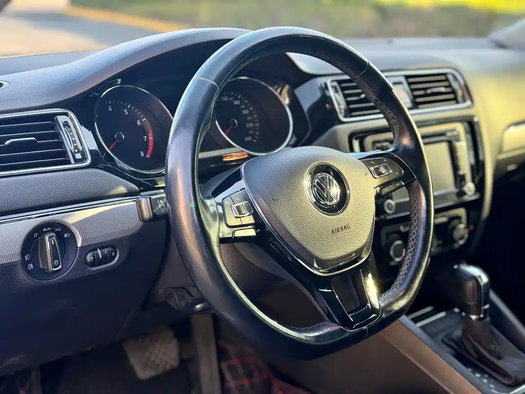 Volkswagen Sagitar 2018 1.6L AT Comfort