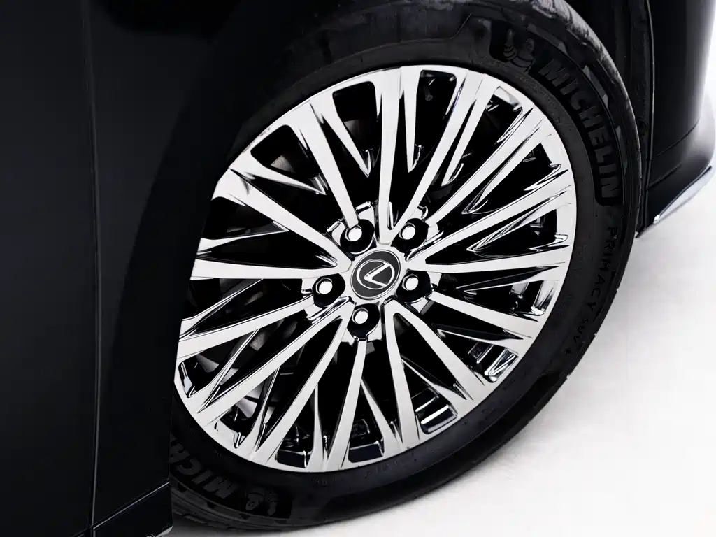 Lexus LM 2025 500h мест