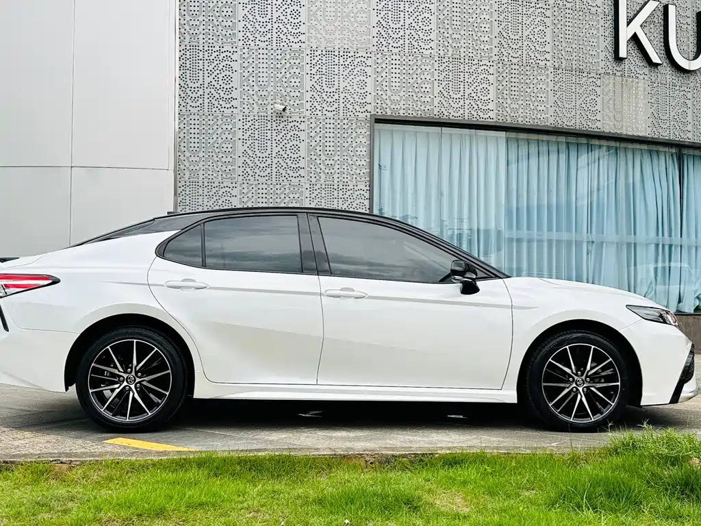 Toyota Camry 2021 2.0S