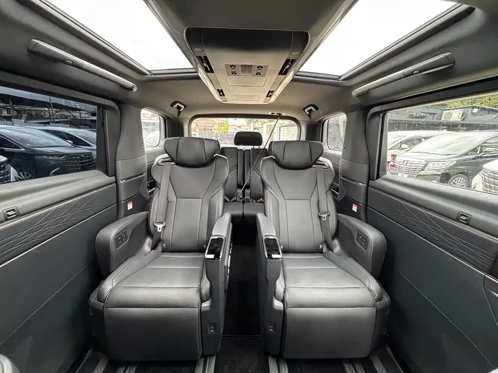 Toyota Alphard — миниатюра 11