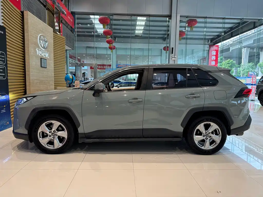 Toyota RAV4 — миниатюра 6
