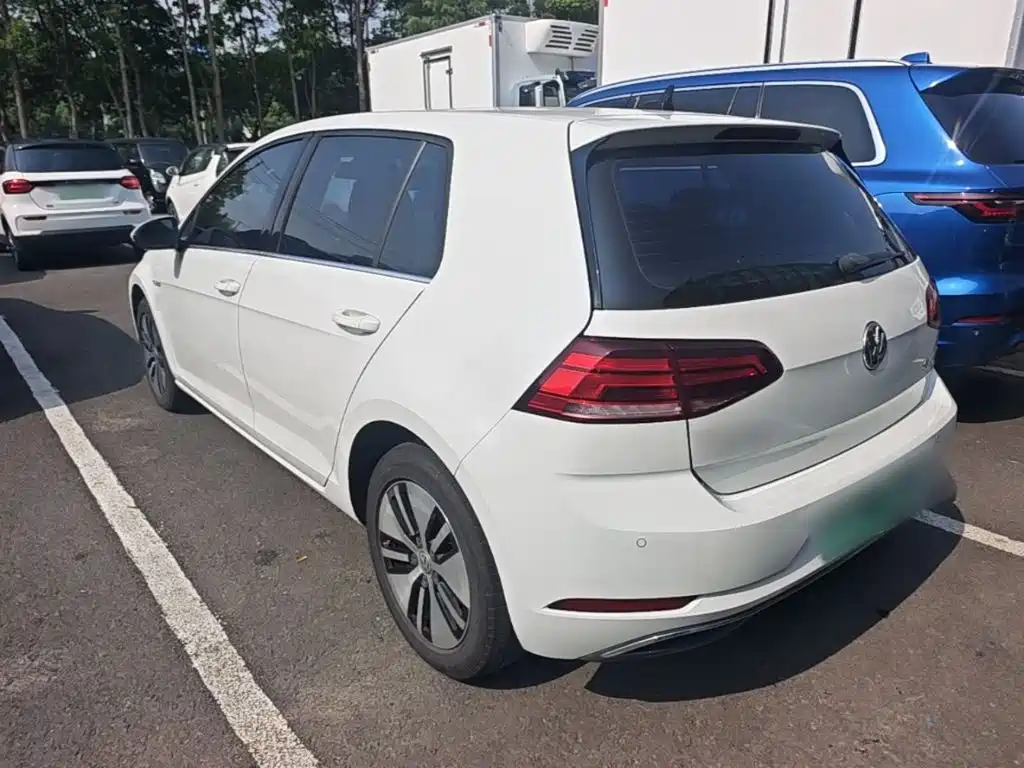 Volkswagen Golf ·