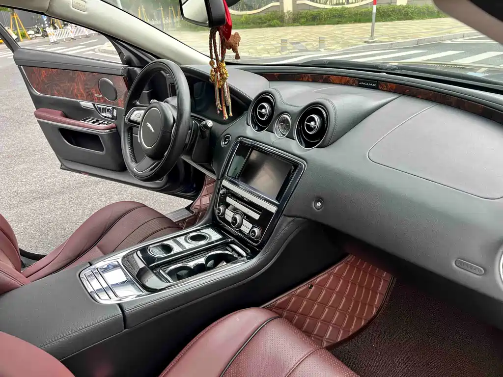 Jaguar XJ — миниатюра 12